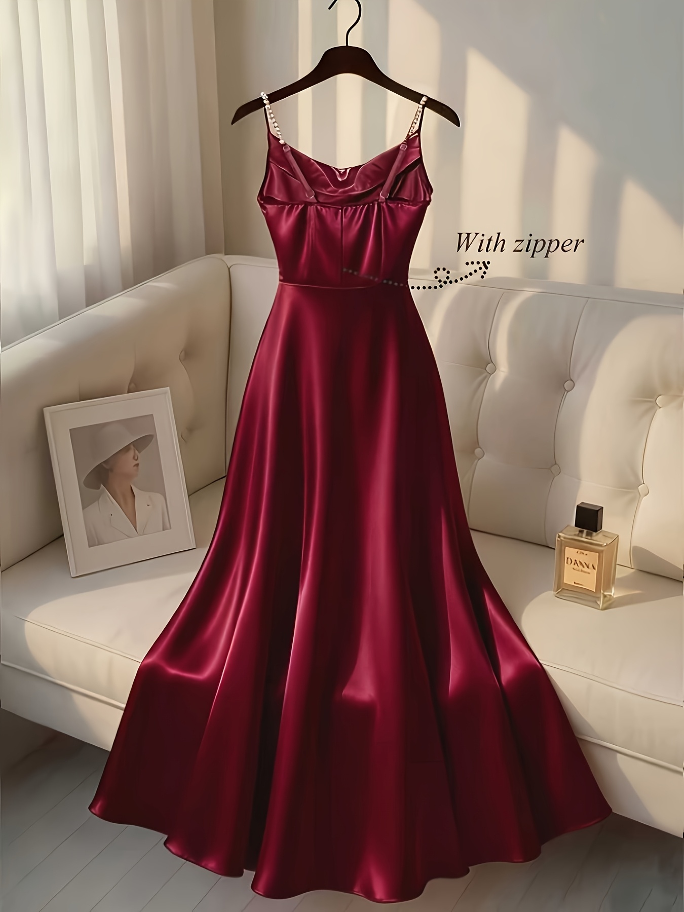 Robe rétro en satin avec bretelles en perles. Design simple, élégant et raffiné, idéal pour les fêtes, les mariages, les rendez-vous et les trajets quotidiens.