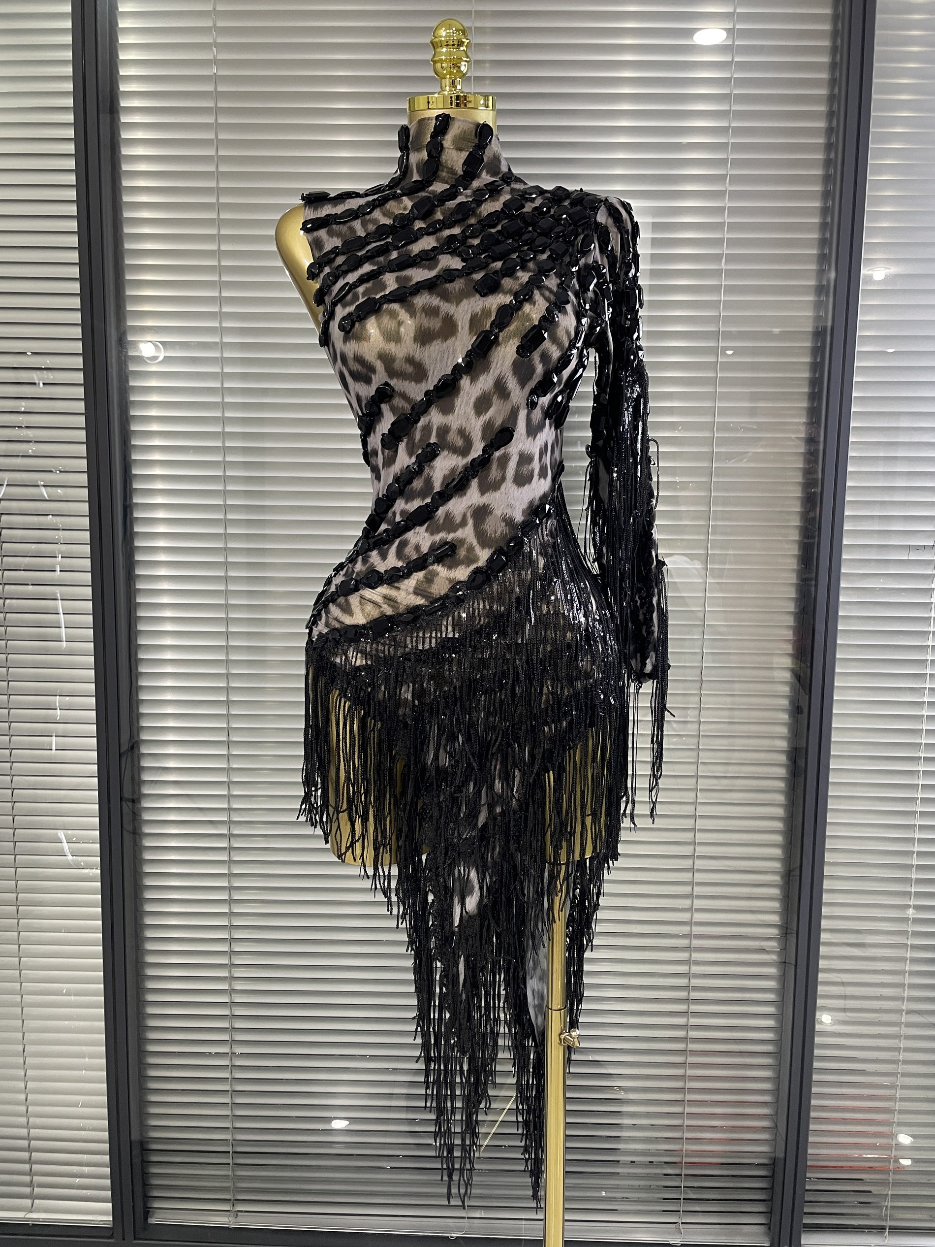 Nouvelle robe moulante mini asymétrique pour femme, couleur léopard, sexy, en maille transparente, à franges, pour soirée, boîte de nuit, scène