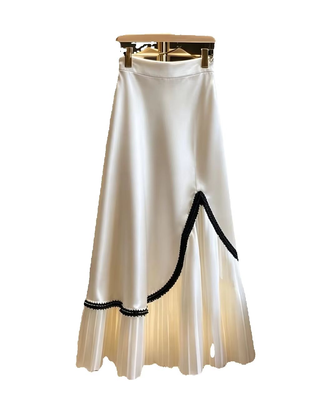 Jupe longue mi-mollet élégante et formelle, blanche brillante en satin, taille haute, asymétrique, avec bordure en dentelle noire, plissée, évasée, coupe trapèze