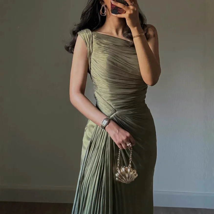 Robe de soirée plissée et corset d'automne et d'hiver avec rubans fluides et détails scintillants pour les femmes en Dubaï et en Turquie