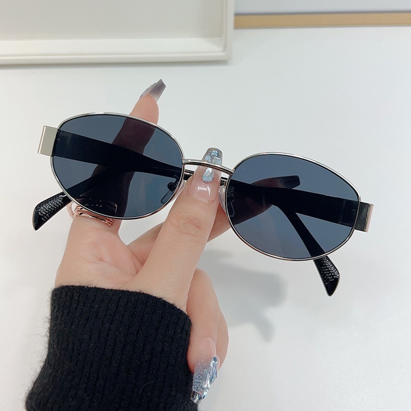 Lunettes de mode ovales en métal pour femmes, légères, charnières durables, accessoire tendance pour le quotidien et les événements, 1 pièce