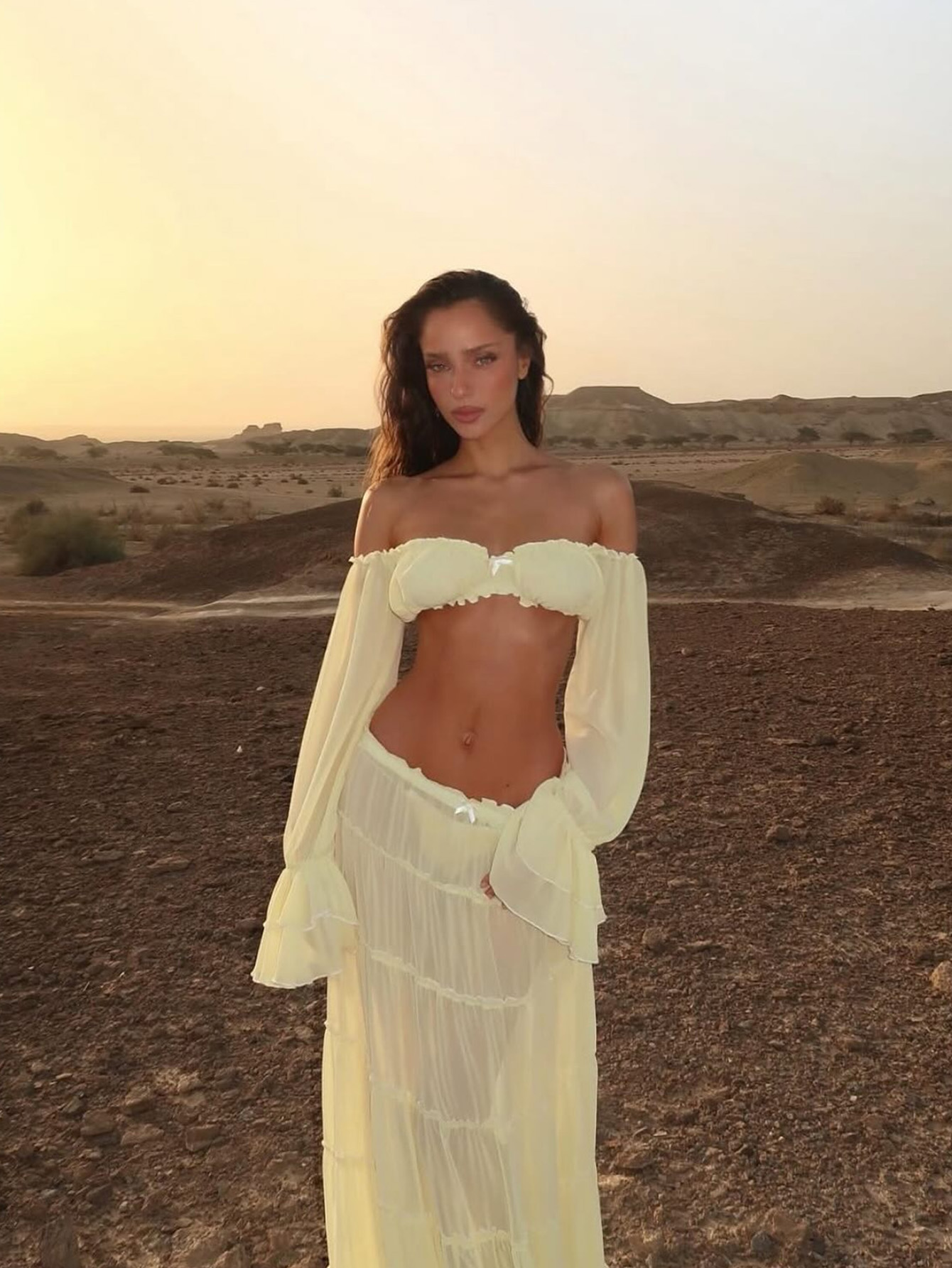 Ensemble deux pièces jaune crème pour femmes, haut court à volants, épaules dénudées, jupe multicouche à volants, vêtements d'automne pour femmes