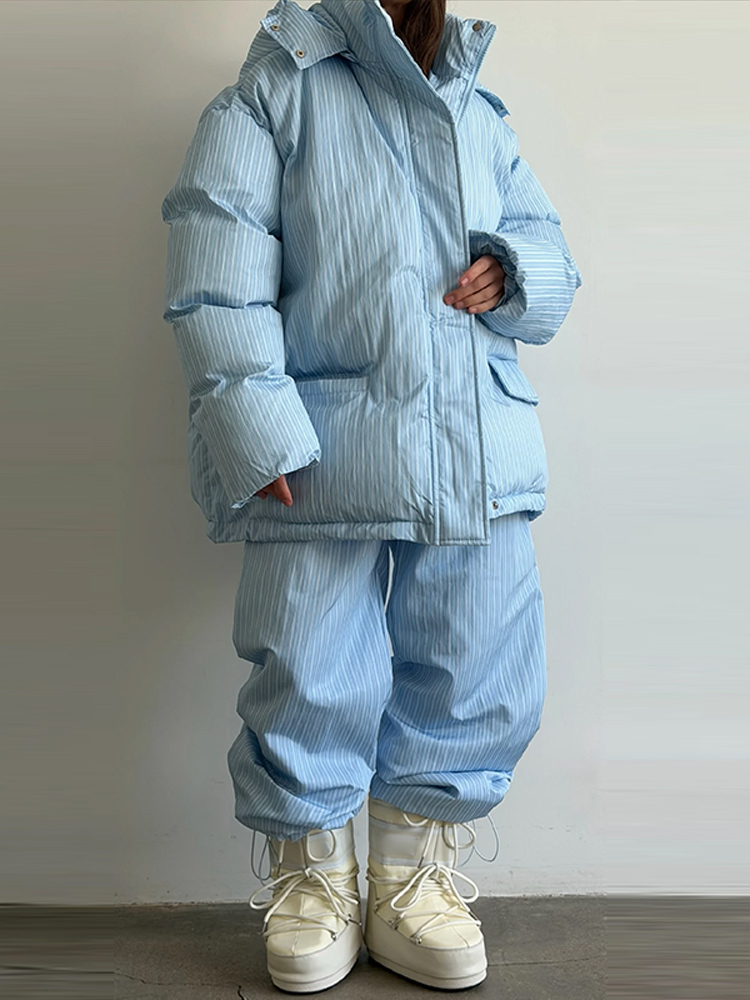 Ensemble 2 pièces matelassé à rayures verticales : Doudoune ample à capuche unie et pantalon de neige taille haute pour femme – Collection Hiver 2026 – Tenue décontractée et tendance