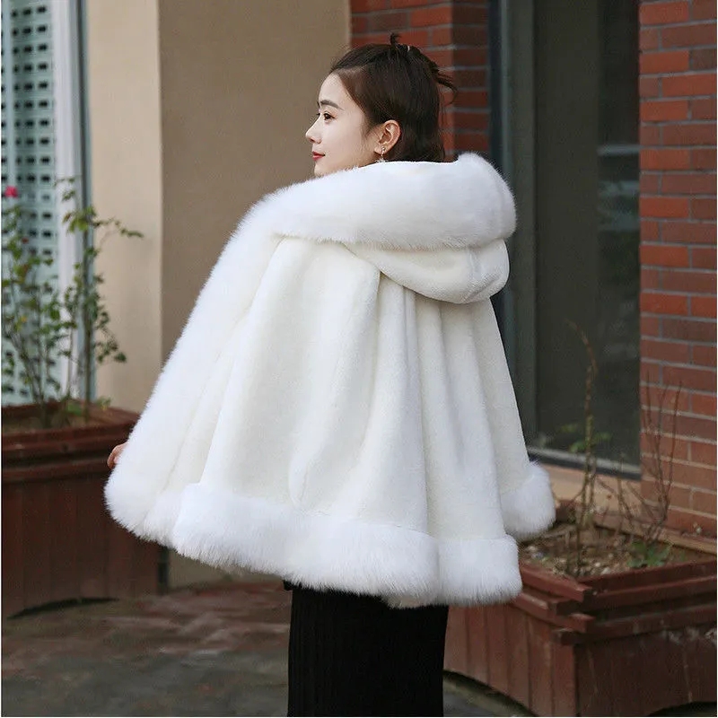 Manteau en fourrure noire pour femmes, nouveau modèle d'hiver, style cape courte, imitation fourrure de renard, coupe-vent épais à capuche, manteau chaud en fausse fourrure pour femme.