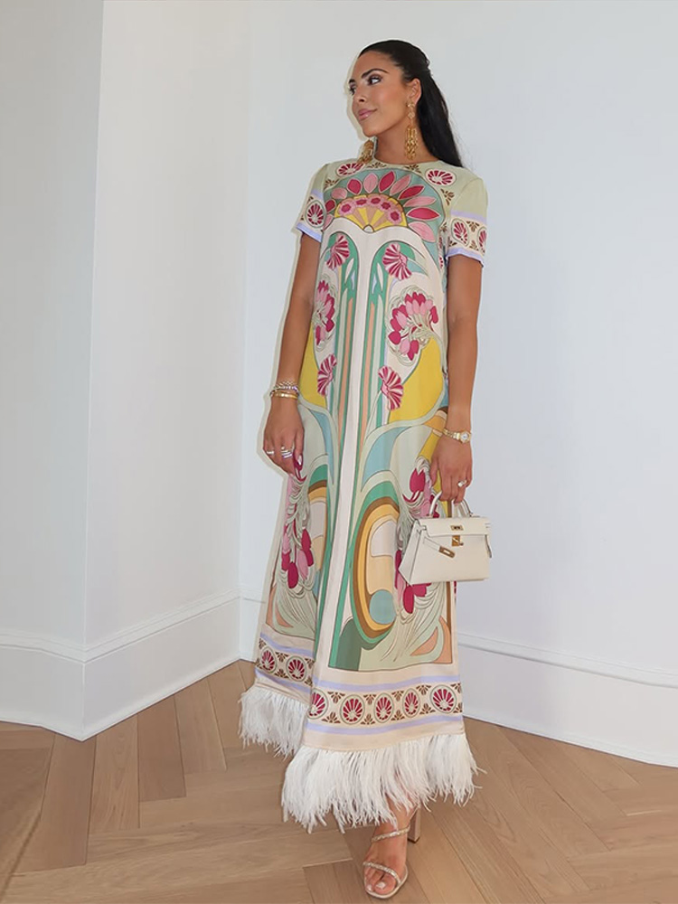 Robe longue pour femme à imprimé floral artistique et ourlet à plumes, manches courtes, col rond, coupe ample, mode été 2026, élégante tenue pour femme