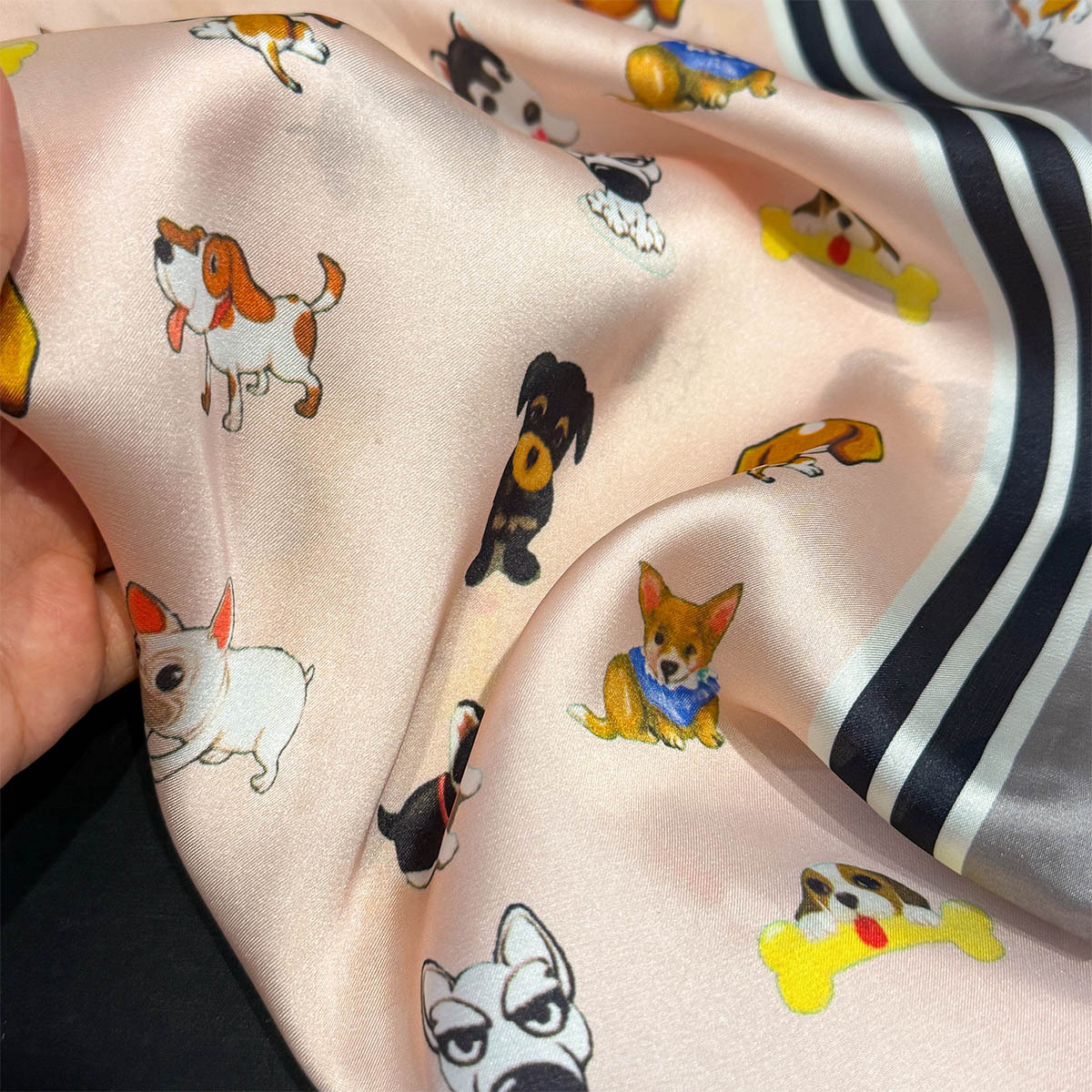 Foulard carré en soie à motif chien de dessin animé pour femme, doux, toutes saisons, hijab, décoration de mode, bandana
