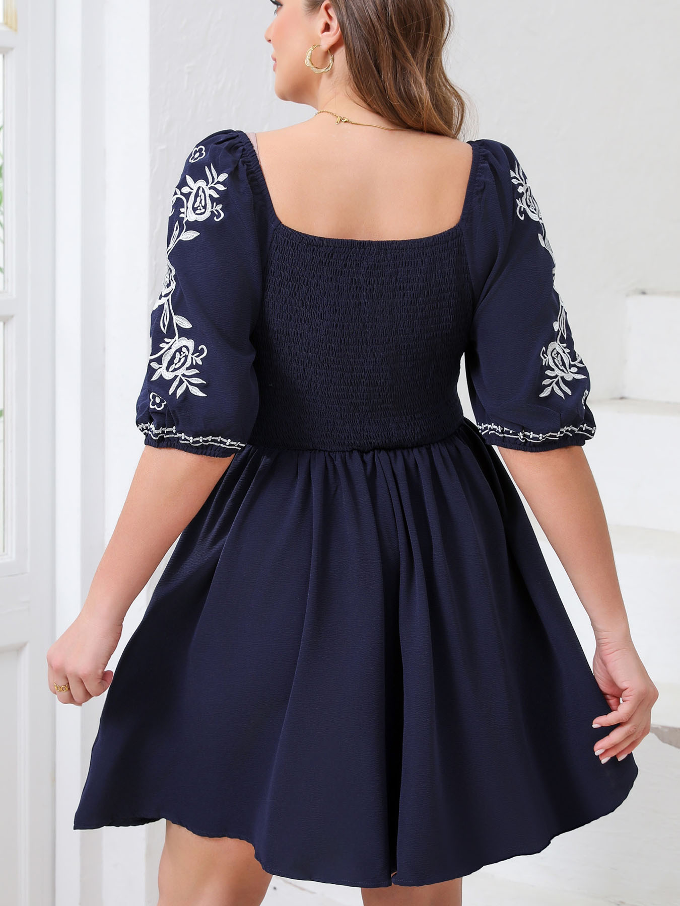 Robe élégante brodée pour femmes grandes tailles - Col en V, manches courtes, robe courte fluide