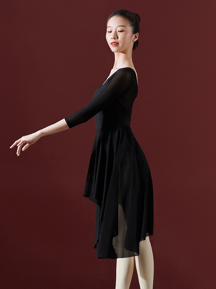 La robe une pièce de ballet chinois est éthérée et gracieuse, présentant une danse d'une pratique pour adultes dans une robe en gaze