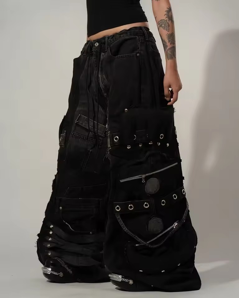 Pantalon en jean noir déchiré unisexe Y2K avec plusieurs poches cargo, bretelles, détails zippés, style punk goth, coupe large et ample, streetwear