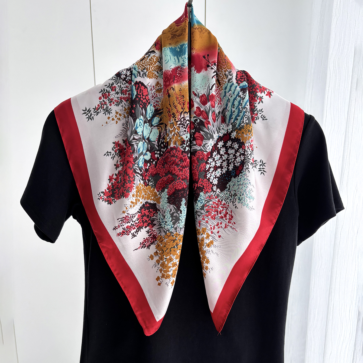 Marque de luxe 2025 chaîne impression carré foulard en soie pour les femmes Hijab bandes de cheveux 70cm foulard femme Satin châle ruban bandeau