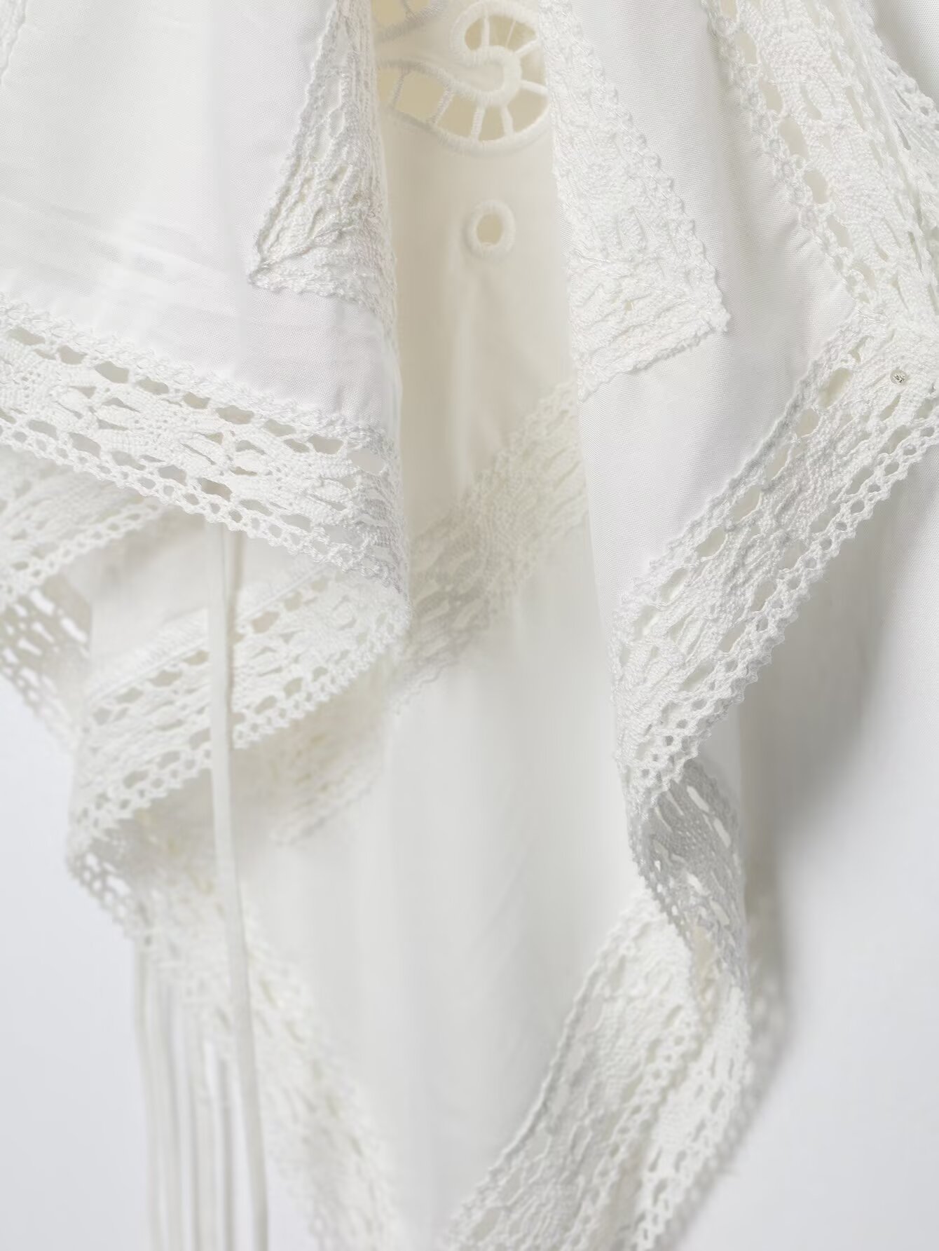 BSAY Top Cami Femme Tendance Blanc Broderie Creuse Style Bohème avec Bordure en Dentelle, Ourlet Asymétrique Effet Mouchoir, Dos Nu à Nouer, Top d'Été à Bretelles