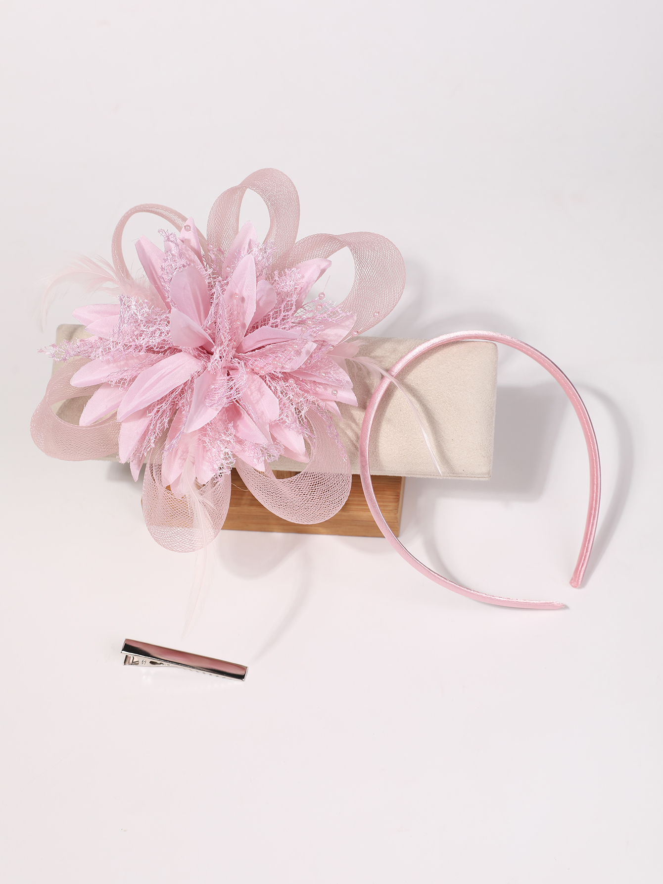 Serre-tête en maille orné de fleurs et de plumes, style rétro, pour banquet, chapeau de mariée, cheongsam, club de course, fête