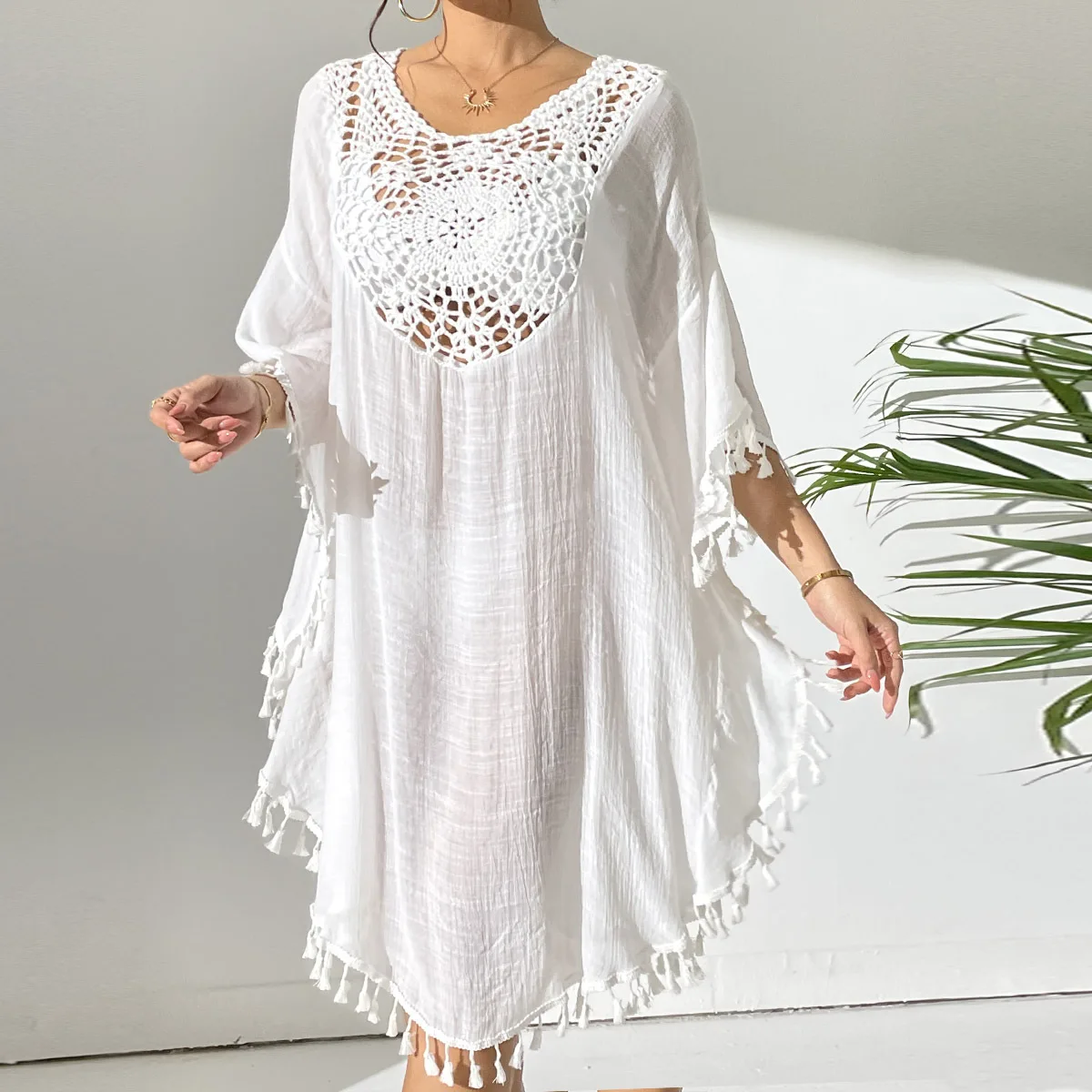 Robe de plage courte en tricot et crochet pour les vacances, style smock sexy, avec empiècements couleur unie et petits pompons, protection solaire