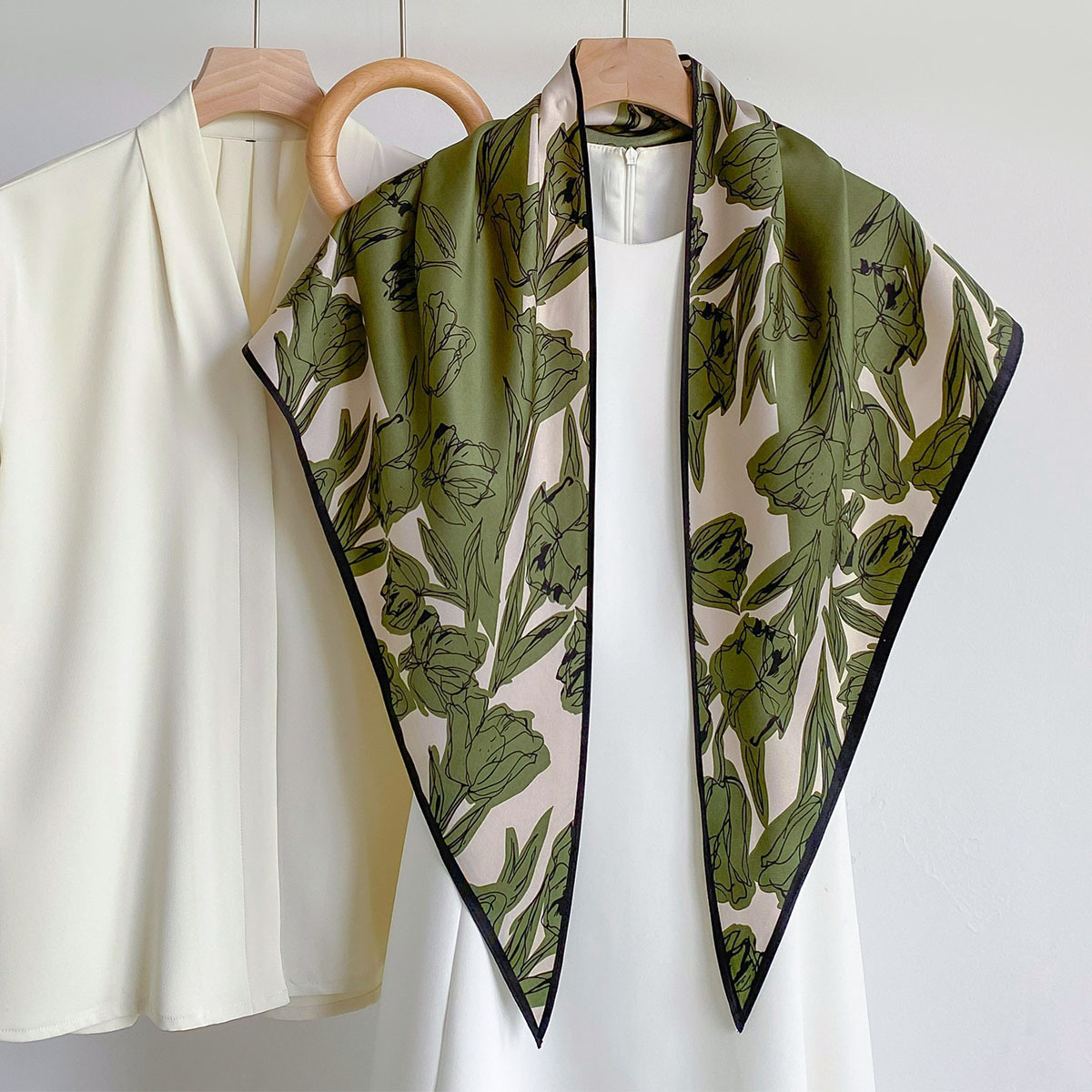 Nouveau foulard triangulaire féminin tendance en satin léger avec imprimé floral délicat, idéal pour le cou ou comme ornement de taille