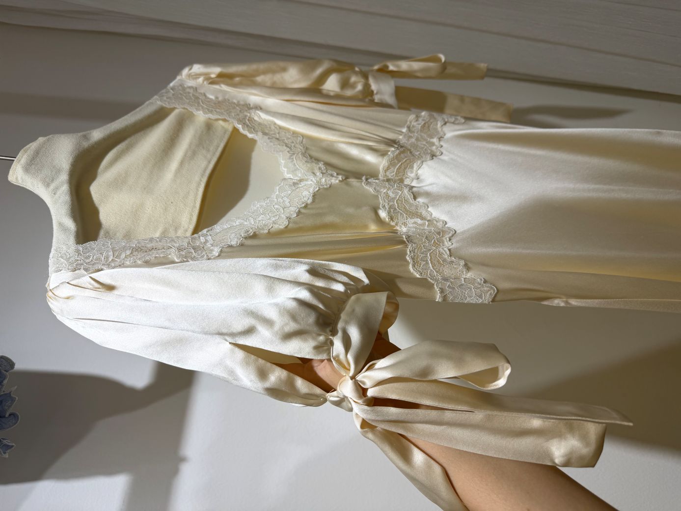 Robe midi en satin 100% soie pour femme, broderie en dentelle, patchwork, col en V, ruban, manches courtes, taille haute, robe élégante pour femmes