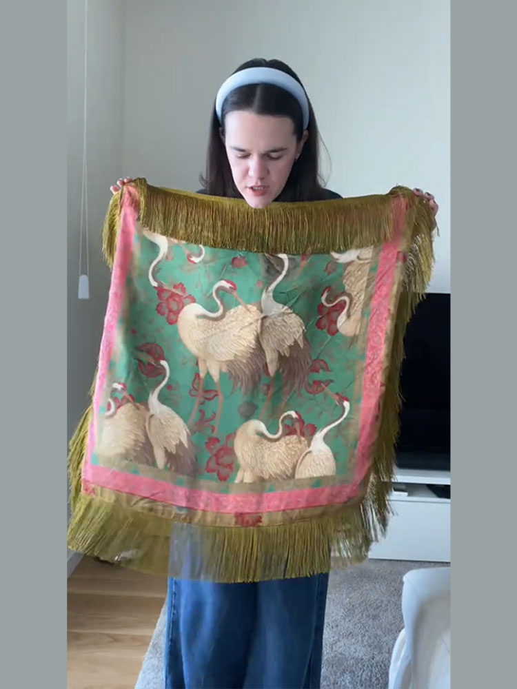 Foulard carré vintage en satin pour femme avec pompons, imprimé, collection Printemps-Été 2026, accessoire de mode féminin pour les vacances