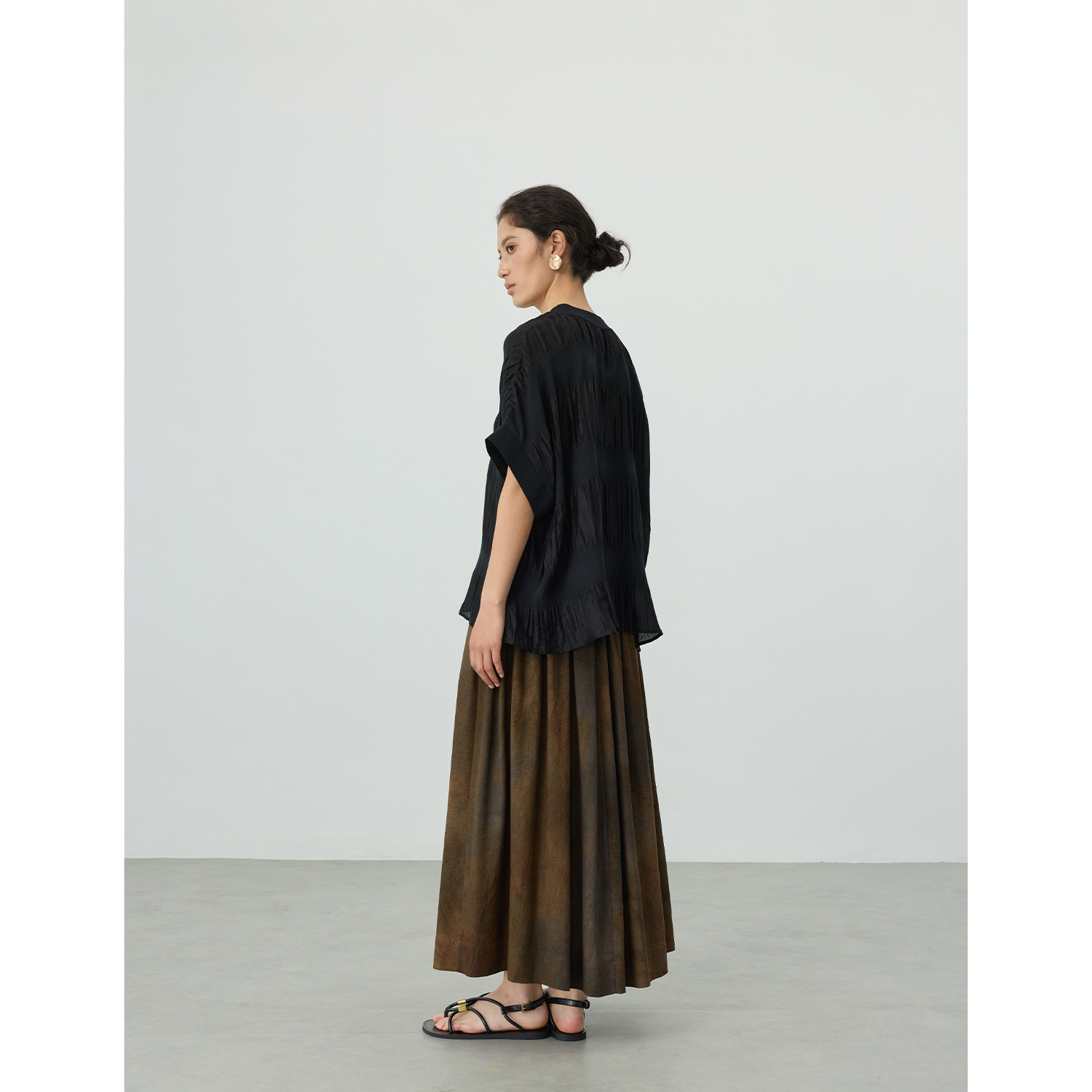 Chemisier plissé en soie mélangée à manches courtes, coupe ample pour femme – Collection Été 2026
