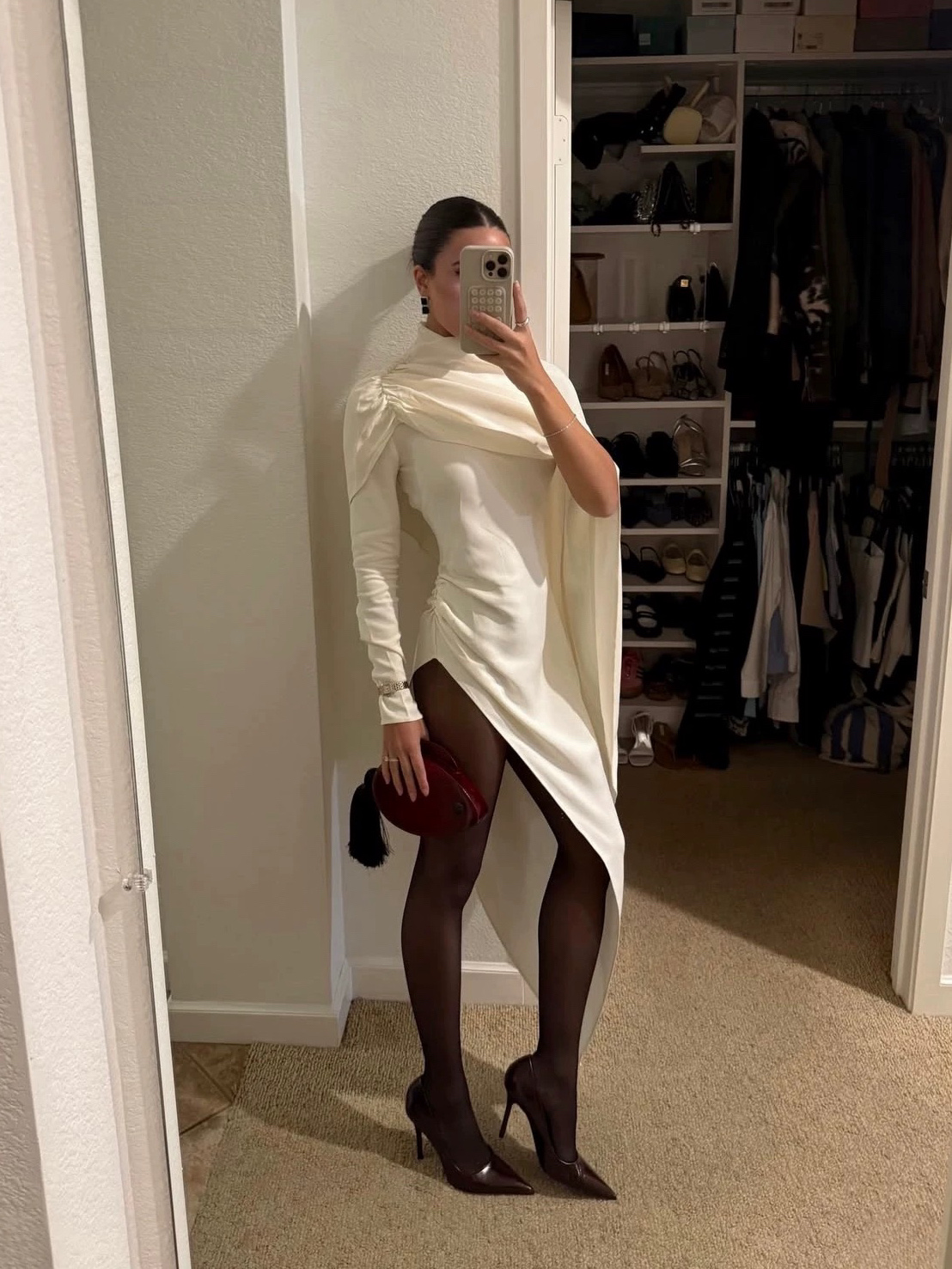 Robe longue asymétrique plissée à col semi-montant et taille cintrée pour femme