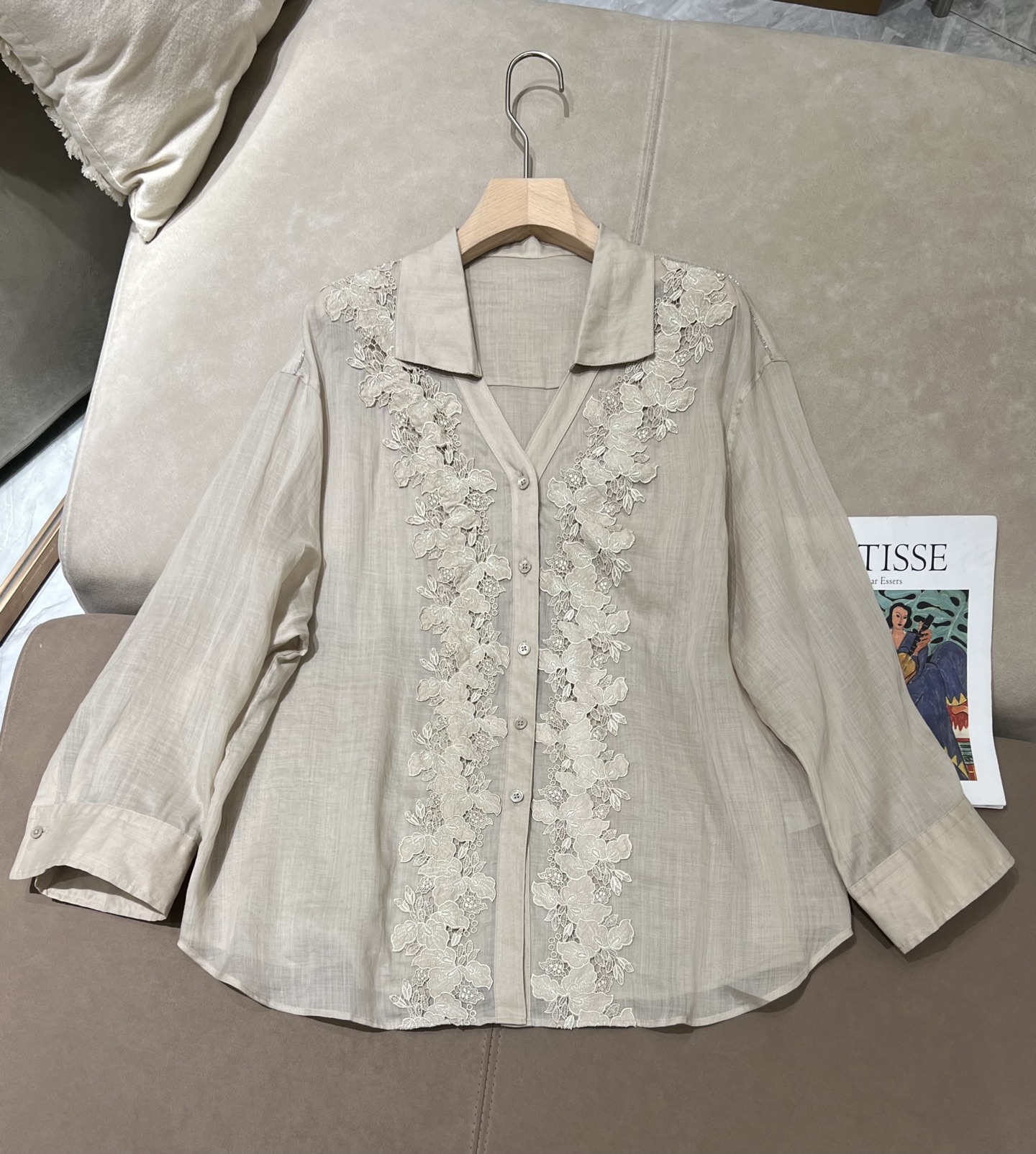 Chemisier léger brodé pour femme associé à une jupe à taille élastique avec ourlet brodé