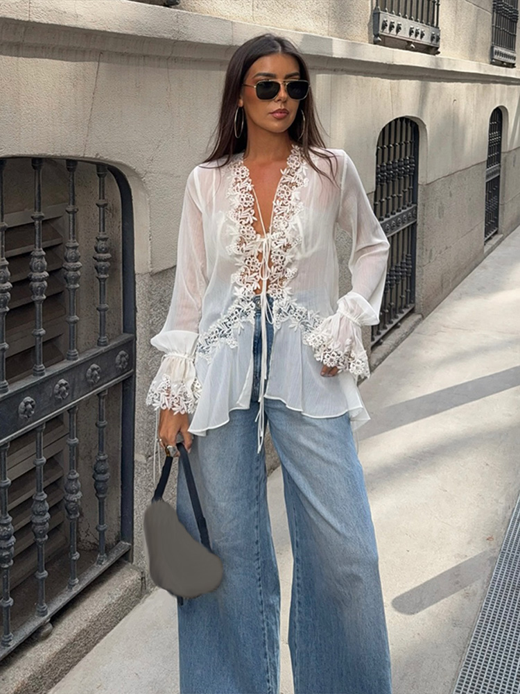 Chemisier transparent à lacets pour femme, manches longues évasées, col en V ajouré, idéal pour la plage et les vacances, collection Printemps-Été 2026