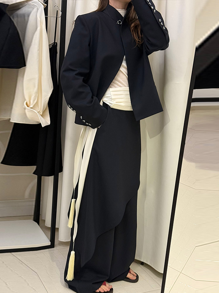 Ceinture à franges et pompons, jupe plissée à contraste de couleurs avec lien latéral et superposition asymétrique, tenue élégante et tendance 2026