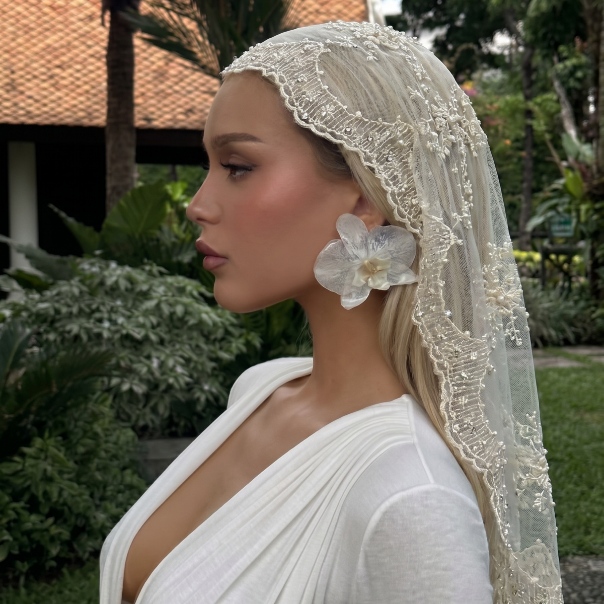 Écharpe carrée pour femme, châle élégant à fleurs et dentelle, avec pompons, accessoire de mode printemps-été pour photos