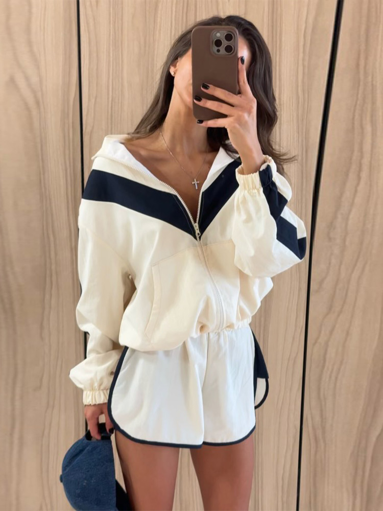 Ensemble élégant en jean ample pour femme : haut sans manches à col rond et volants, mini-short uni – Collection Mode Automne-Été 2026