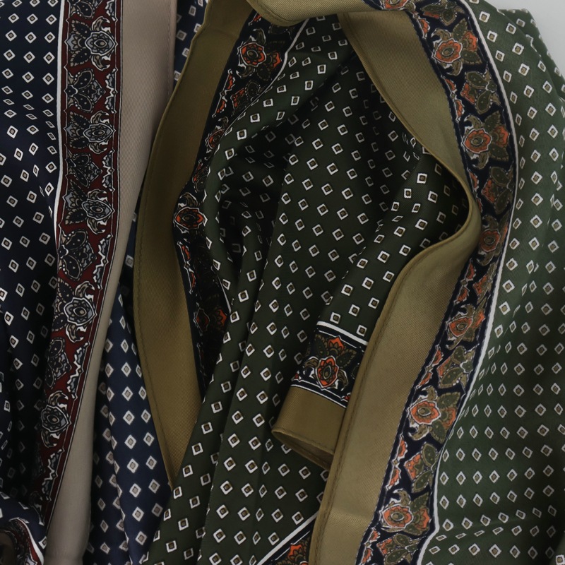 Nouvelle Écharpe Triangulaire Haut de Gamme pour Femme, Tendance et Polyvalente, Idéale pour Décorer les Jeans et les Ceintures