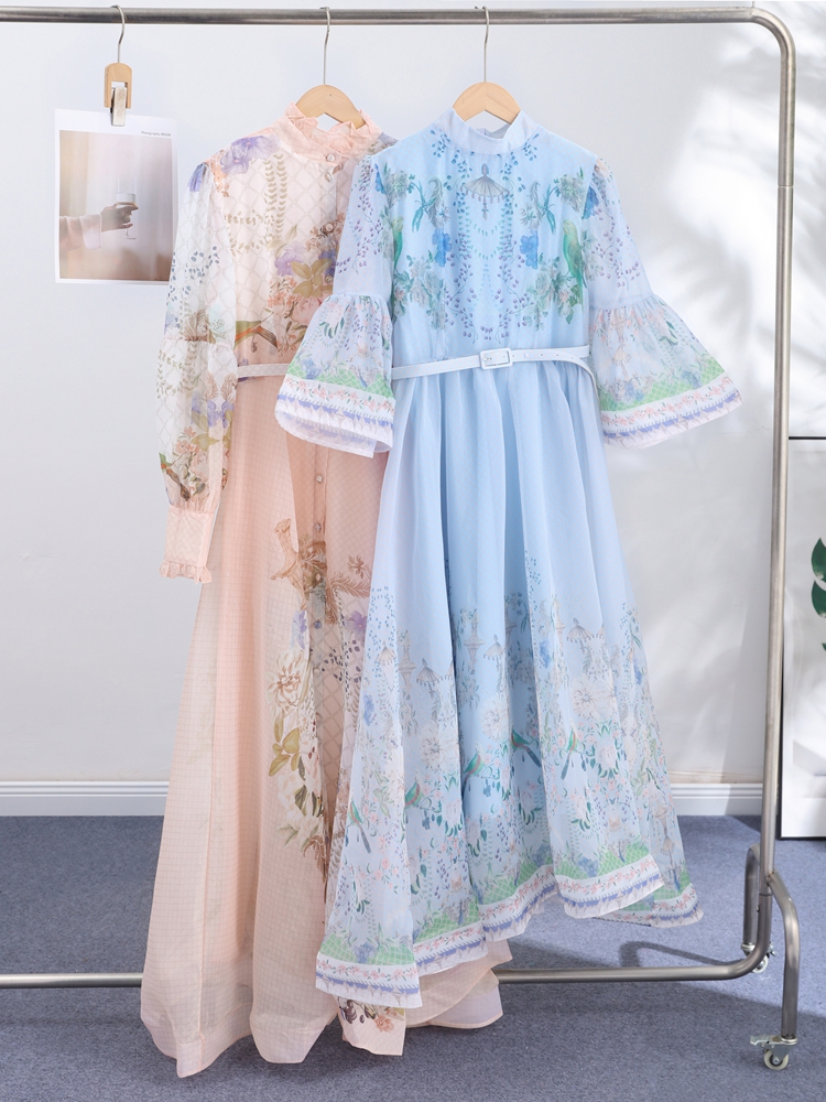 Robe longue élégante pour femme à imprimé floral, col montant boutonné, manches lanternes longues, coupe trapèze, ceinture à la taille, ourlet évasé, style streetwear