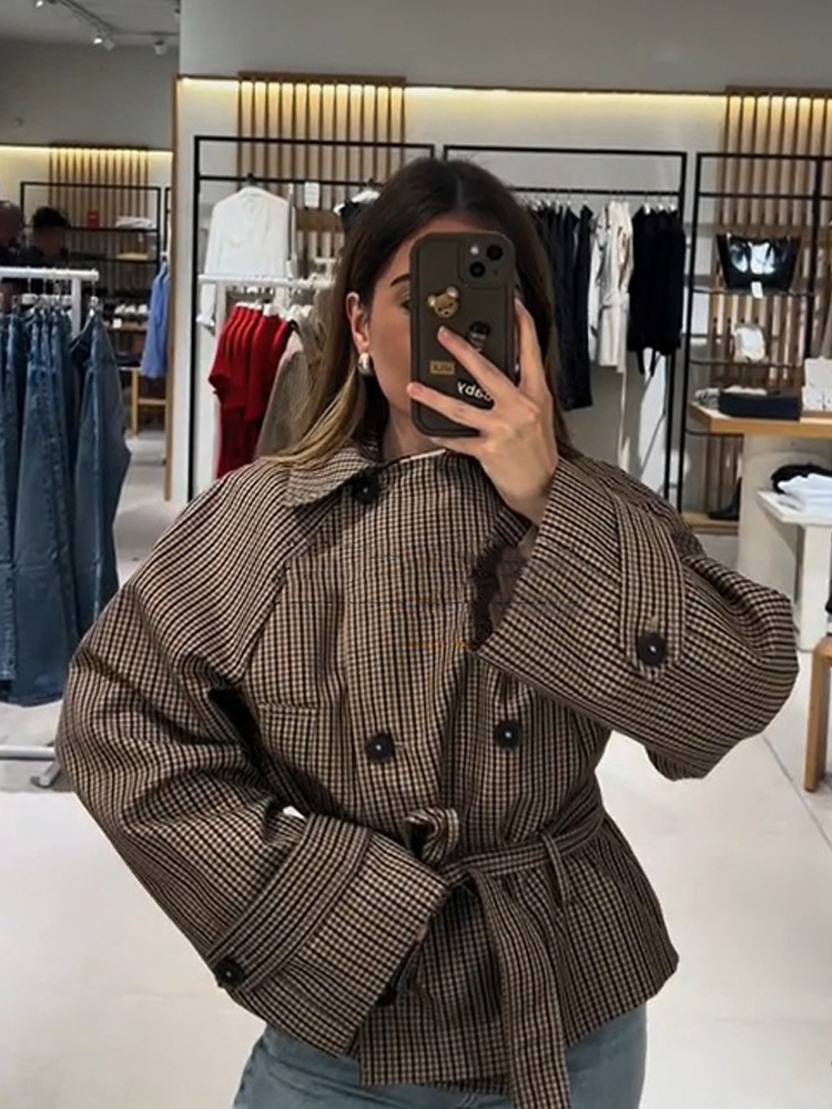 Manteau trench court à carreaux à manches longues pour femme, veste courte à carreaux ample avec revers, double boutonnage et ceinture à la taille, manteaux d'automne pour femme