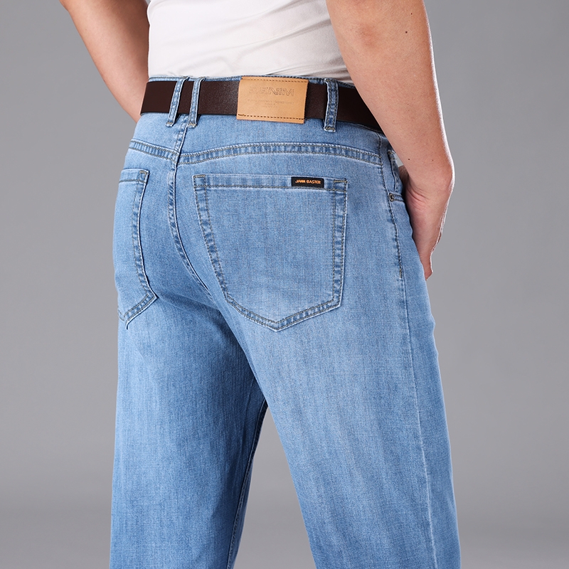 Jean droit ample et léger pour homme, collection été 2026, avec badge classique, style décontracté chic, en coton extensible fin