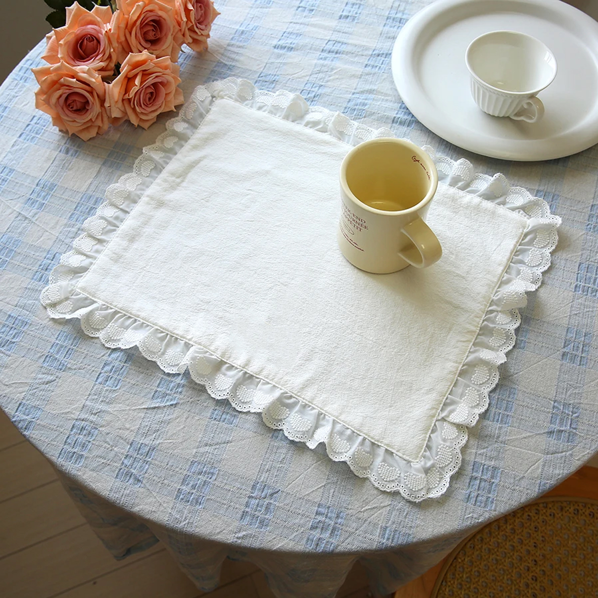 Ensemble de sets de table en coton avec dentelle et volants, sets de table et sous-verres en coton lavables, décoration de table élégante blanche pour tous les jours et les occasions