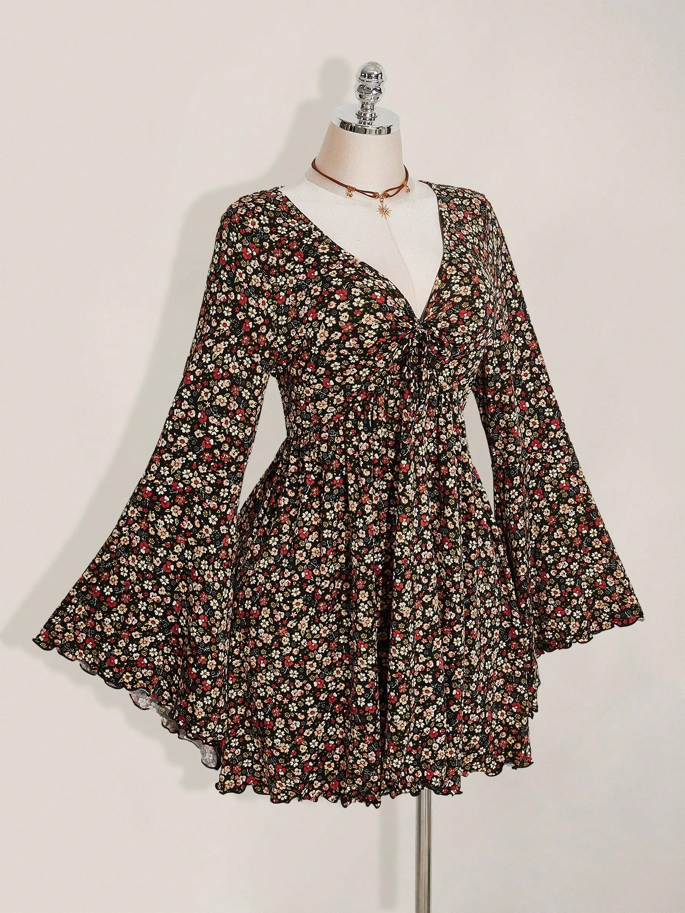 Robe d'automne grande taille pour femme avec un col en V sexy, des manches plissées évasées, des manches longues, un motif floral et une jupe à cordon de serrage