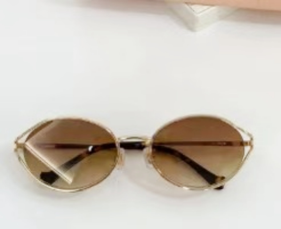 Lunettes de soleil rondes européennes et américaines pour femmes, au style haut de gamme, monture ovale en métal, polyvalentes, tendance et rétro.