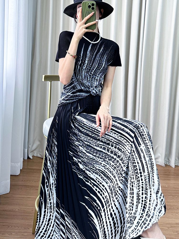 Costume à la mode haut de gamme changement progressif col rond haut à manches courtes jupe plissée aux hanches pour femmes