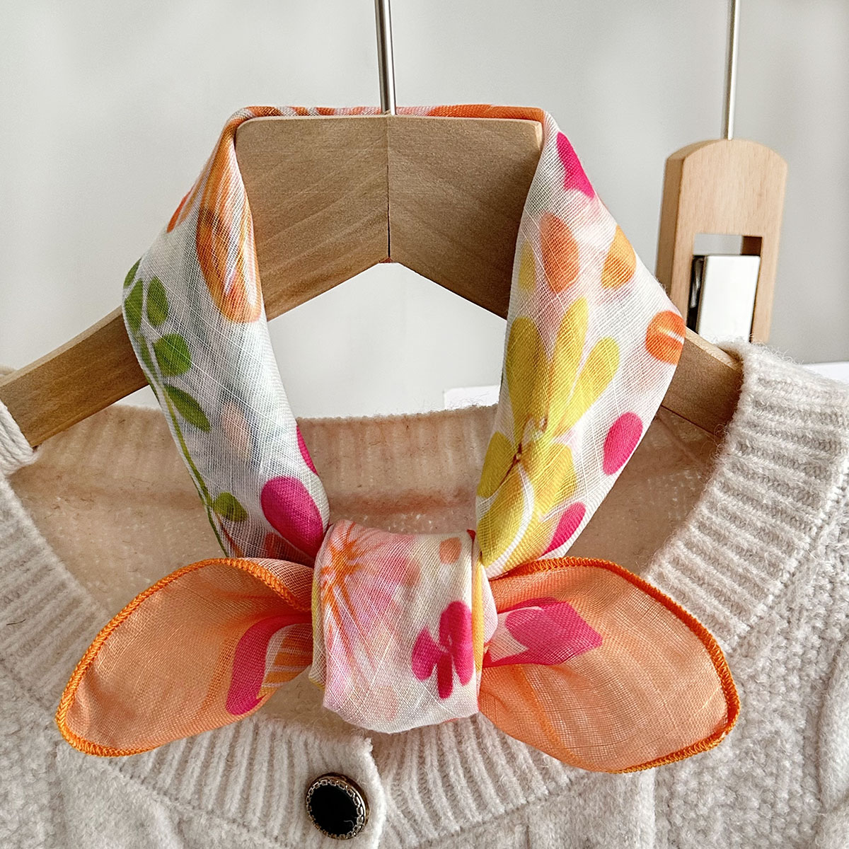 Printemps et été Floral à pois doux petite écharpe carrée pour les femmes mince respirant décoratif petite écharpe multi-fonctionnelle cheveux attachant écharpe