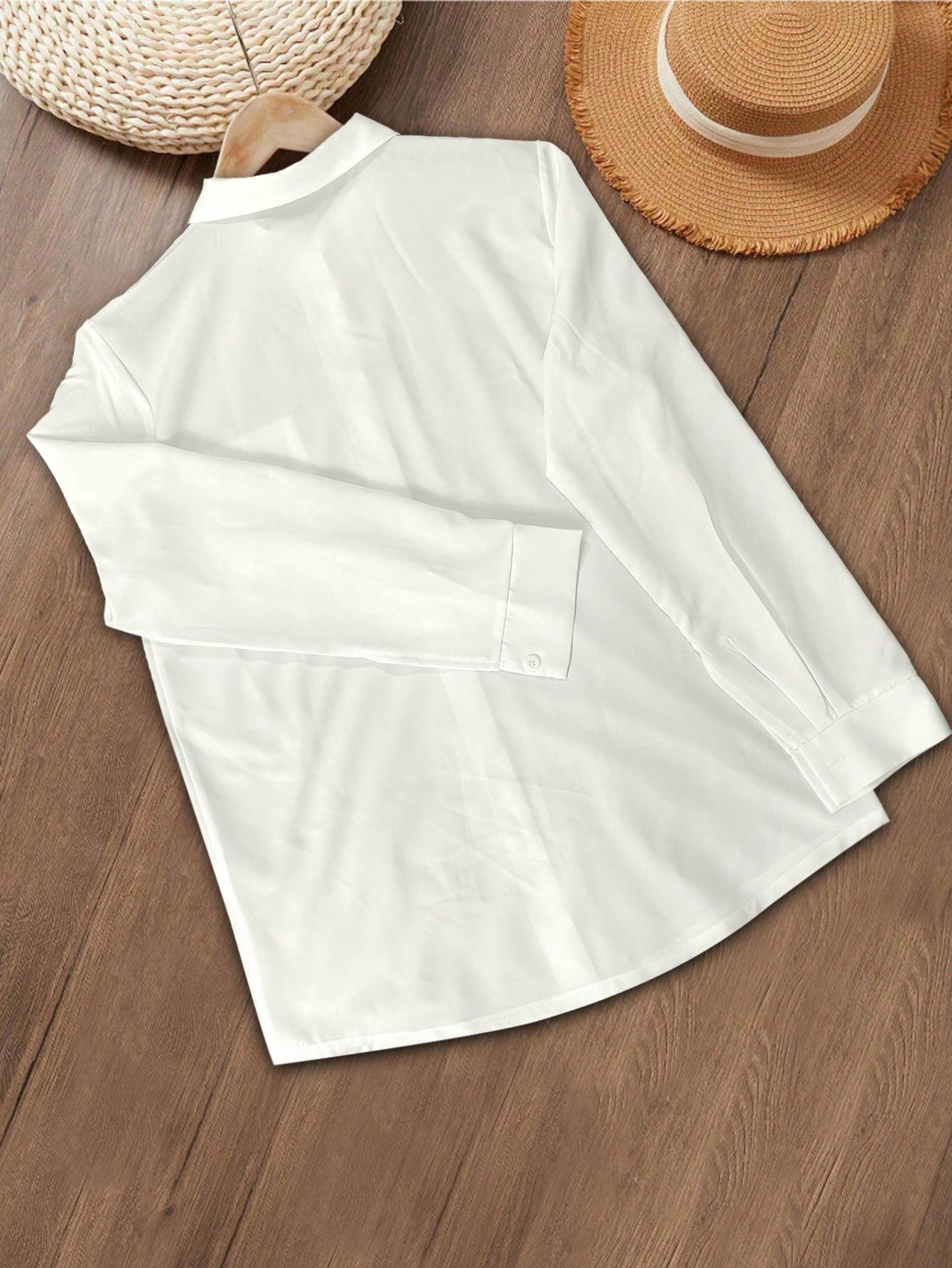 Style basique uni, décontracté et quotidien — Haut à manches longues, col et boutons (blanc) — Printemps