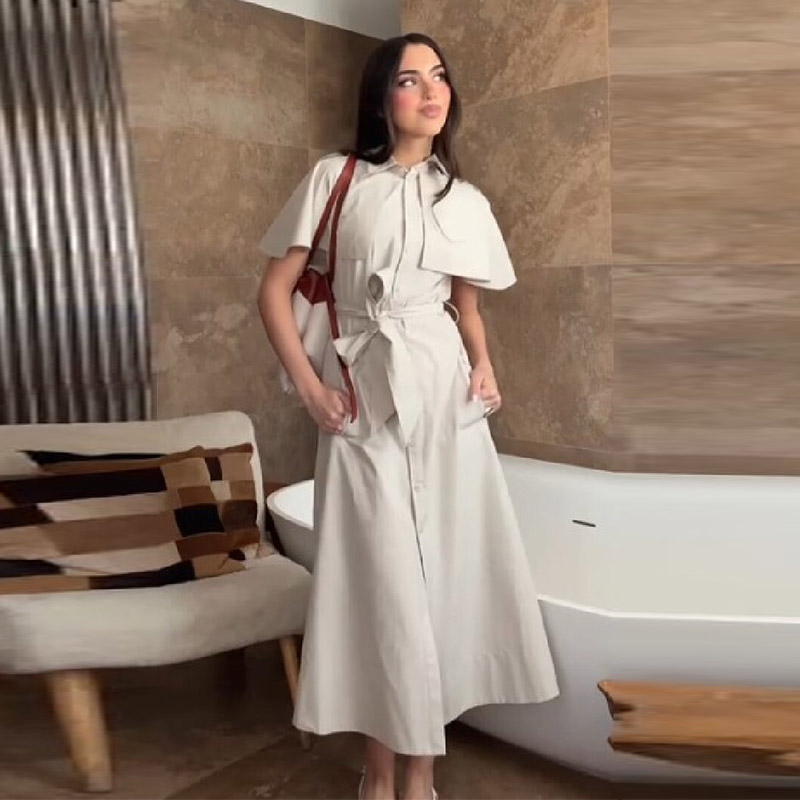 Robe élégante minimaliste à manches cape pour femme, avec ceinture chic et fente avant, idéale pour le bureau ou les tenues décontractées d'été 2026