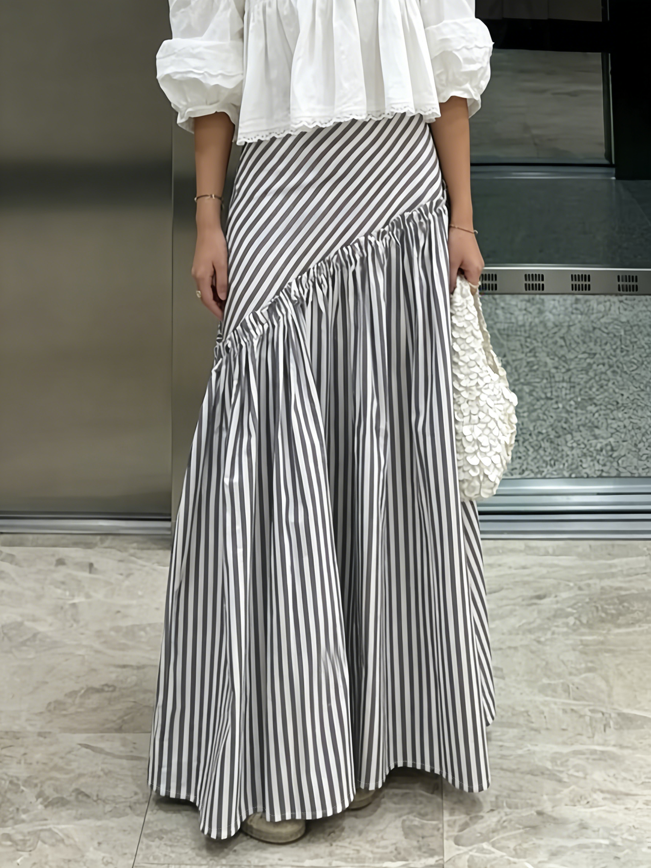 Jupe longue asymétrique à taille haute, plissée, à rayures vintage de style français. Design unique pour les trajets quotidiens, amincissant et flatteur, avec une élégance à la française, jupe longue polyvalente et décontractée.
