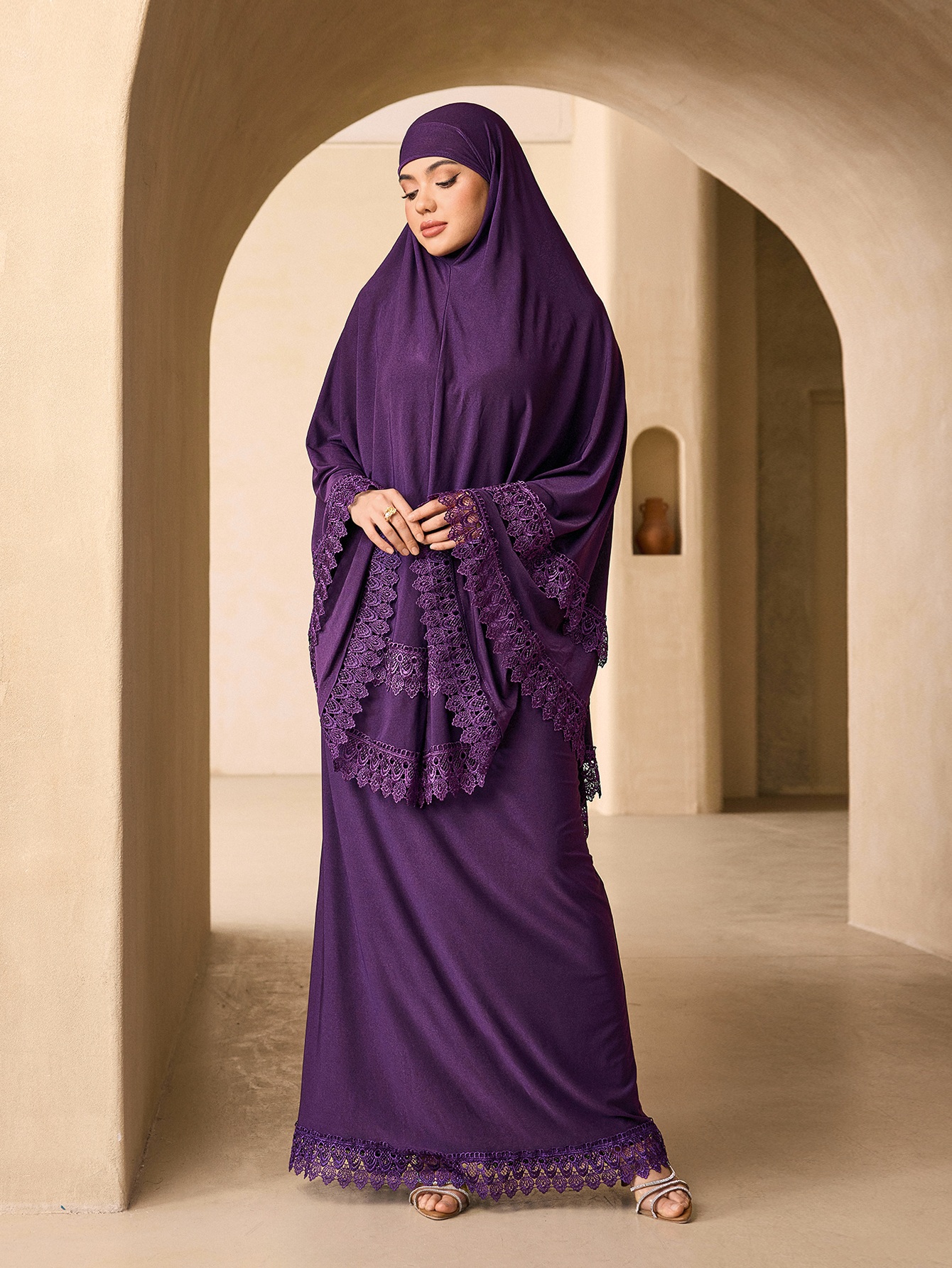 Ensemble élégant de deux pièces, khimar et abaya à plusieurs couches avec bordure en dentelle, robe longue de prière modeste pour femmes musulmanes, tenue religieuse quotidienne pour l'Aïd.