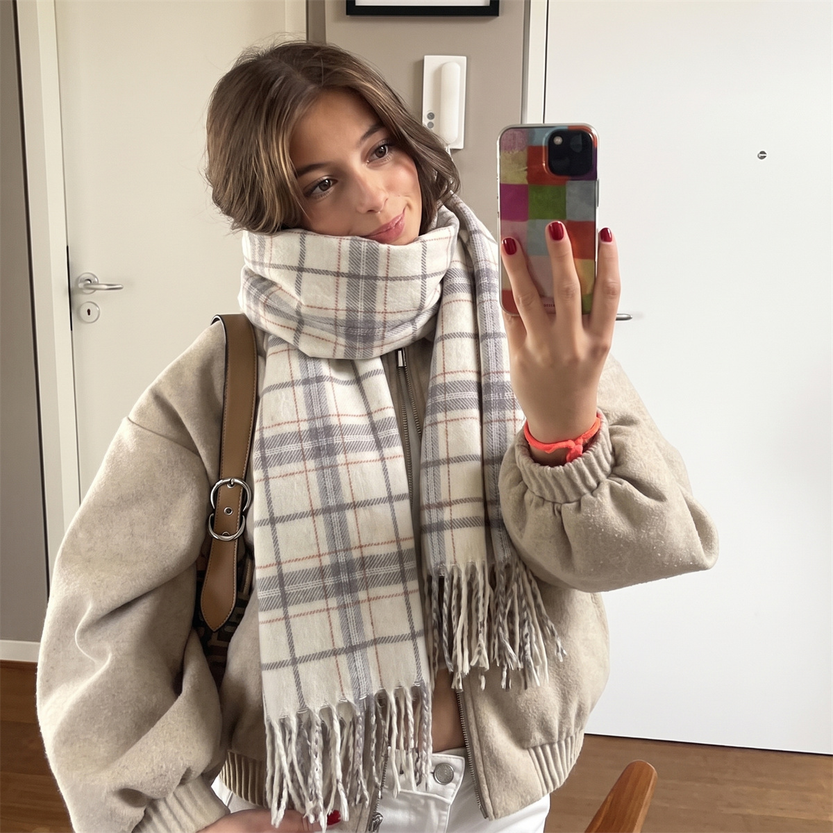 Écharpe Vintage à Carreaux en Fausse Cachemire avec Pompons, Châle Chaud et Doux pour Femme, Idéal pour l'Automne et l'Hiver, Parfait pour les Tenues Quotidiennes et de Bureau