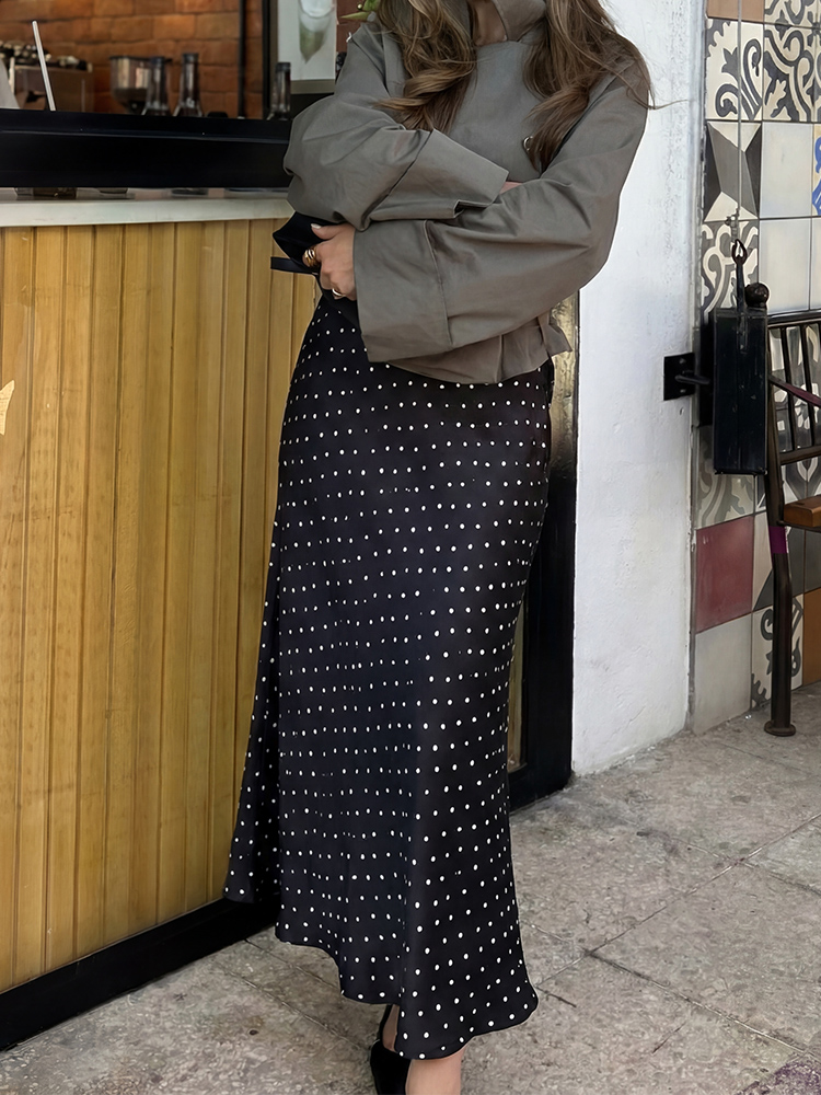 Jupe midi élégante à pois en satin de soie pour femme, collection Printemps-Été 2026, taille haute, coupe ajustée, idéale pour les soirées