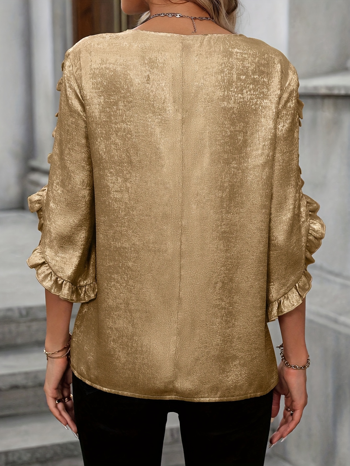 Chemisier élégant pour femme en satin doré métallisé brillant, col en V, manches mi-longues à volants, idéal pour les soirées et le travail