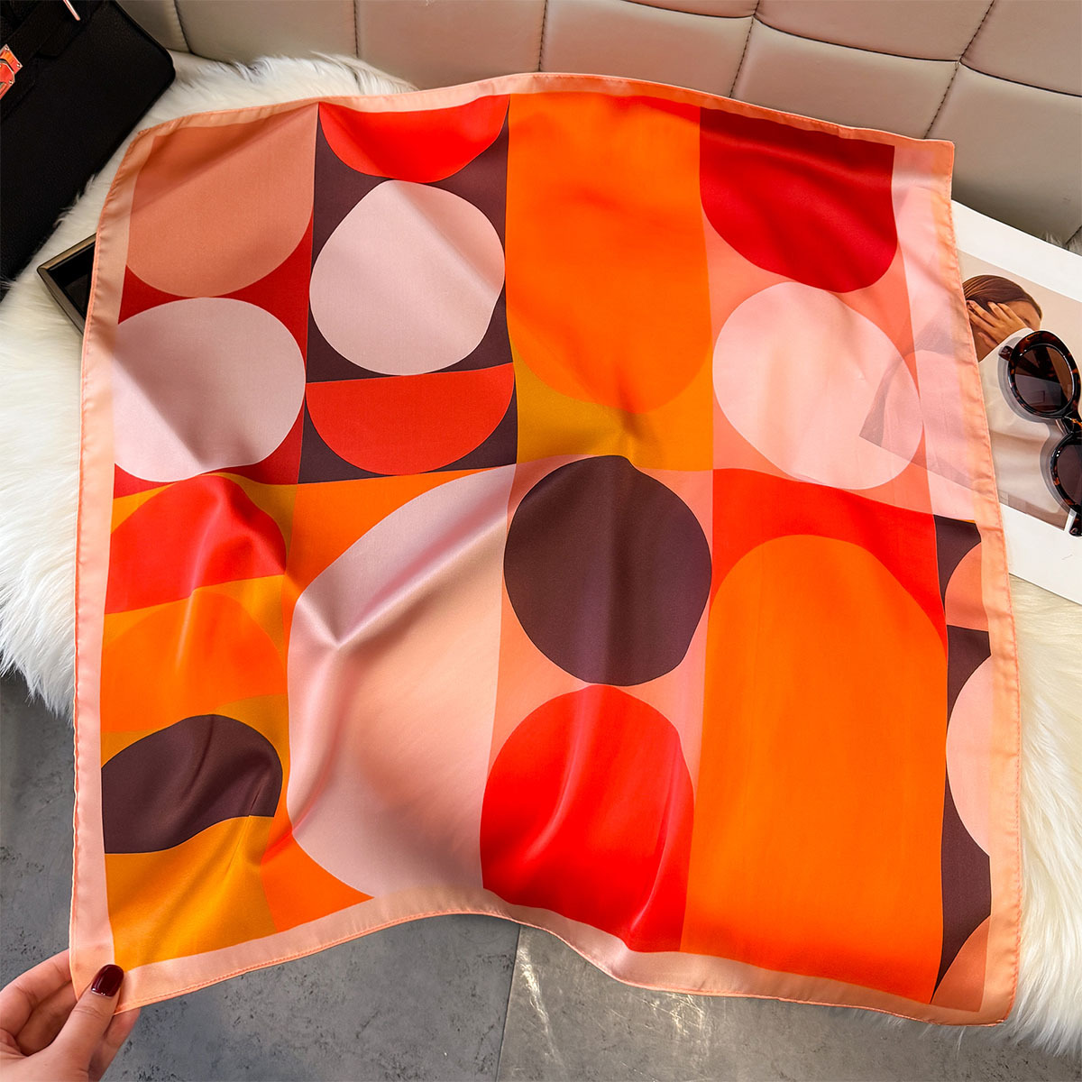 Foulard carré en soie à blocs de couleur géométriques pour femme, doux, toutes saisons, hijab, décoration, bandana, usage quotidien