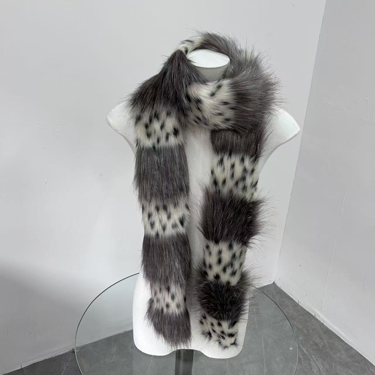 Écharpe originale en peluche à imprimé léopard et pois, style Y2K, pour femme, accessoire d'hiver chaud et tendance, inspiré de la sub-culture des jeunes filles audacieuses.