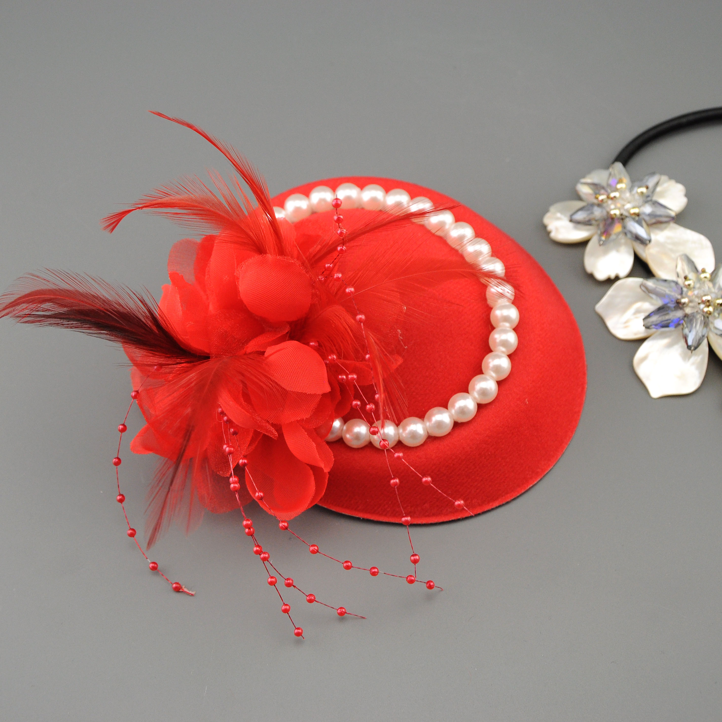 Chapeau Fascinator en Tulle Français avec Fleurs et Perles, Coiffe en Plumes et Résille, Accessoire Cheveux Style Audrey Hepburn pour Mariage Nuptial, T