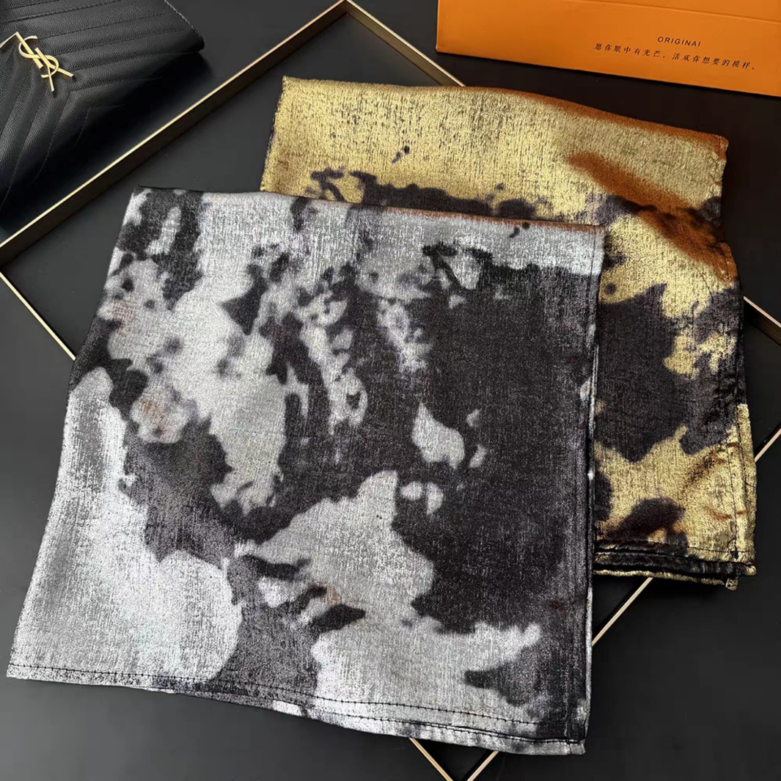 Foulard métallique doré et noir, couvre-chef Turban à nouer au dos, accessoire de cheveux élégant pour femmes, parfait pour les looks à la mode, 1 pièce