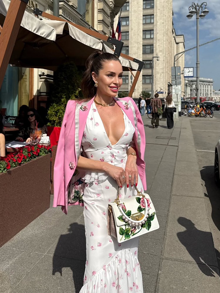 Robe longue élégante en mousseline pour femme, imprimé floral blanc et rose, col en V, manches bouffantes, taille peplum, ourlet queue de poisson, idéale pour les fêtes et les mariages