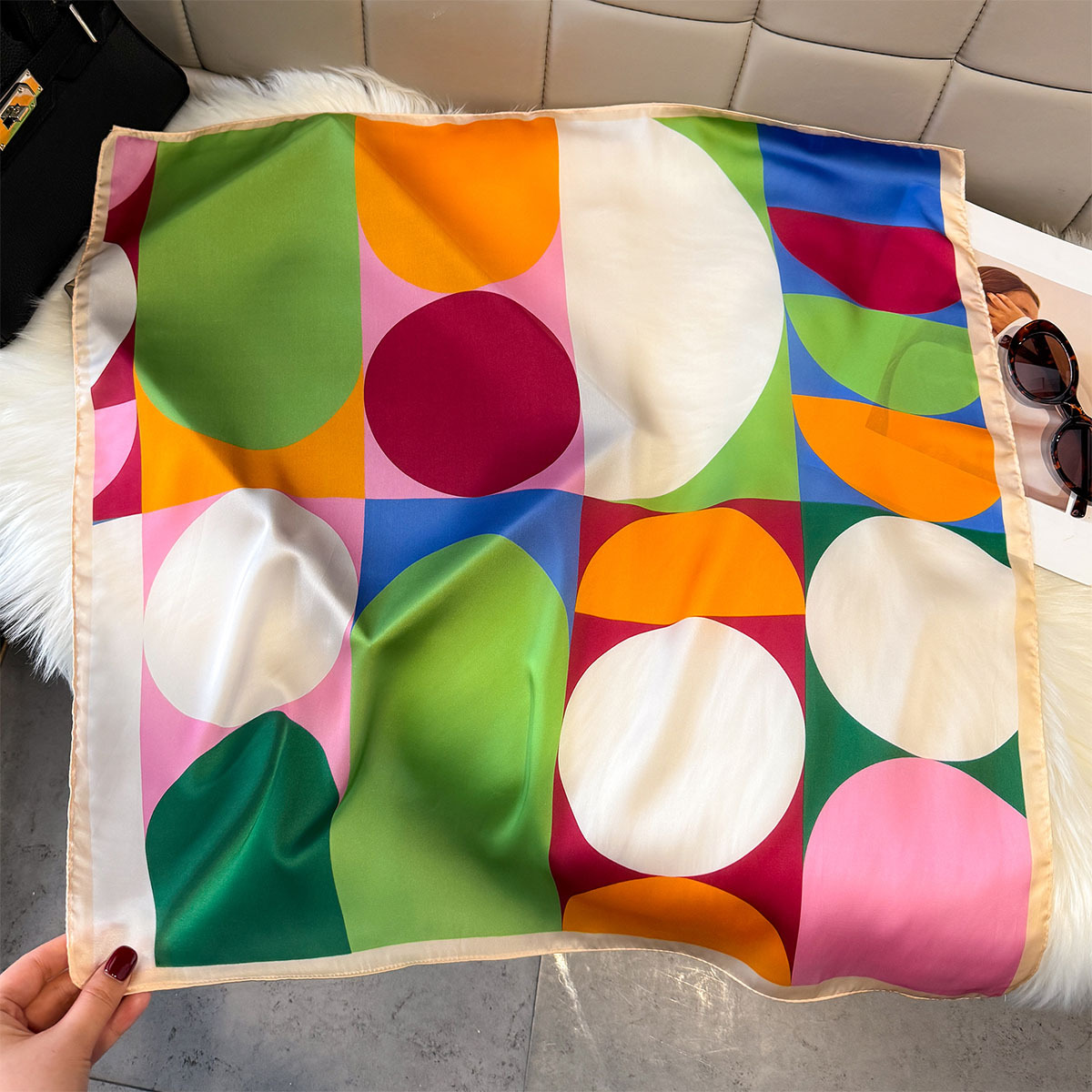 Foulard carré en soie à blocs de couleur géométriques pour femme, doux, toutes saisons, hijab, décoration, bandana, usage quotidien