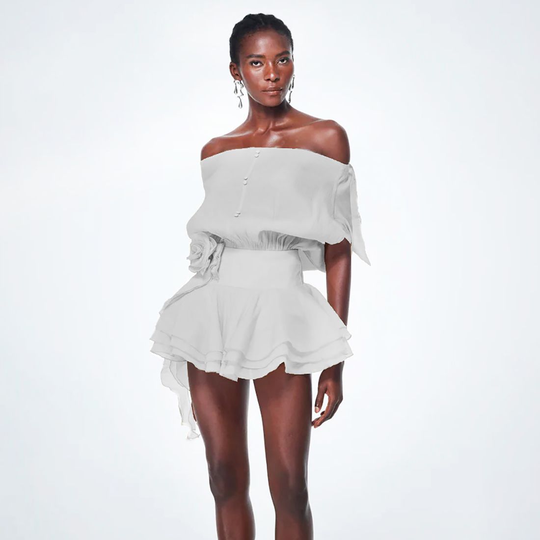 Robe élégante à volants et bords festonnés, dos nu, col diagonal pour femme